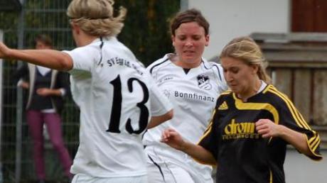 Elena Becker (schwarzes Trikot, hier gegen den SV Egg) traf gegen den FC Maihingen doppelt.  