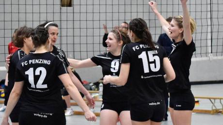 Nach einem langen Turniertag waren Penzings Volleyballerinnen die glücklichen Sieger: Das Team des Trainergespanns Gelhaar/Babl schlägt auch in der kommenden Saison in der Landesliga auf. 