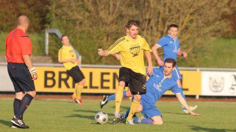 Im Kellerduell der Kreisklasse Allgäu 2 zwischen dem TSV Mindelheim II (schwarz-gelbes Trikot) und dem TSV Kirchheim (blaues Trikot) wurde um jeden Ball gekämpft.