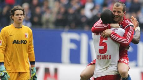 Die Hamburger Djourou und van der Vaart freuen sich über den 3:2-Sieg, Augsburgs Torhüter Hitz findet es nicht lustig.		Foto: Axel Heimken, dpa