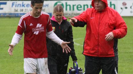 In der kommenden Saison gibt der bisherige Co-Trainer Julian Joachim (links) beim TSV Welden als kickender Coach alleine die Kommandos. Er tritt die Nachfolge von Till Hofmann (rechts) an. 