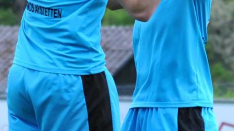 Gleich in seinem ersten Spiel für den SV Aystetten konnte Philipp Eweka (rechts) einen Treffer erzielen. Max Drechsler gratuliert. 	