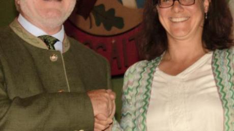 Einen Scheck über 3000 Euro erhielt Susanne Donn (rechts), die Geschäftsführerin der Kartei der Not, aus der Hand des stellvertretenden Landrats Heinz Liebert.