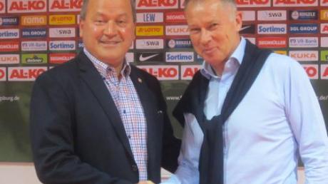 Merings Präsident Georg Resch (links) mit dem Manager des FC Augsburg, Stefan Reuter.