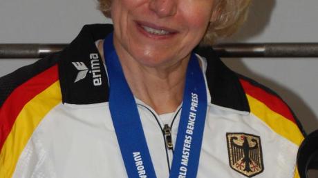 Die für den TSV Burgau startende Eva Speth holte ihren achten Weltmeistertitel im Bankdrücken.  	