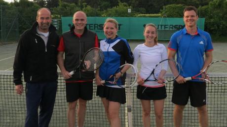 Glückliche Finalisten: (von links) Turnierleiter Karl-Heinz Lachner mit Fabian Mehring, Tanja Weigel, Anne Lachner und Christian Wieser. 