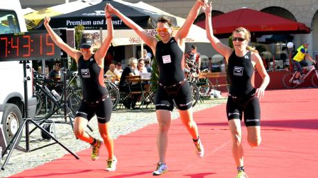 Geschafft: 2014 gewann die Damenmannschaft MRRC München den Wager-Mannschaftstriathlon in Lauingen. Am kommenden Wochenende sind über 500 Athleten beim zehnten Triathlon in der Mohrenstadt am Start.  	