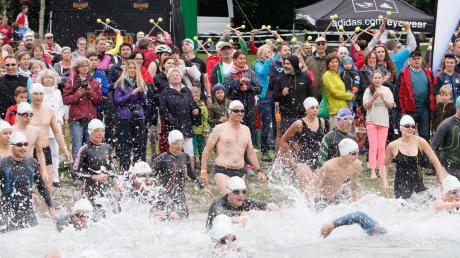 Hart im Nehmen waren vor allem die Hobby-Triathleten, denn ohne Neopren musste man im kalten Baggersee schon schnell schwimmen, damit es einem einigermaßen warm wurde. 