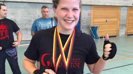 Susanne Hofstetter mit ihren zwei Medaillen bei der deutschen Meisterschaft.  	