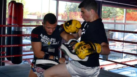 Constantin Steinle (links) trainiert mit Kerim Giral, der am Samstag bei der Deutschen Meisterschaft im Thaiboxen teilnehmen wird.  	