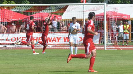 In der 17. Minute bebte die MSV-Sportanlage: Manuel Müller (Mitte) hatte die Meringer gegen den FCA mit 1:0 in Führung gebracht – und alle jubelten mit.