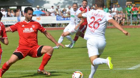  Amir Mozaffari (rot) gegen Basti Kurz vom FC Augsburg. In diesem Spiel verletzte sich der Meringer ohne Gegnereinwirkung schwer.