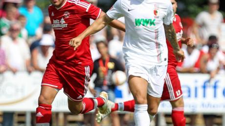 Anil Zambak, hier im Duell mit Alexander Esswein vom FC Augsburg, verletzte sich im Training schwer am Oberschenkel. Der 28 Jahre alte Stürmer droht beim SV Mering für unbestimmte Zeit auszufallen.