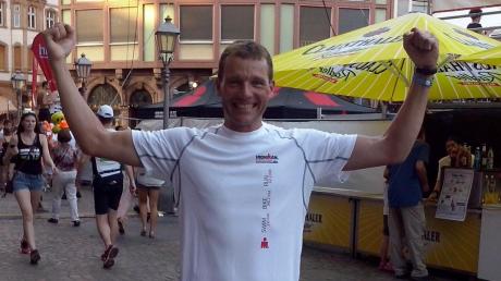 Geschafft! Nach dem Langstreckenrennen steht Alexander Wehle am Frankfurter Römer und freut sich, dass er ins Ziel gekommen ist.