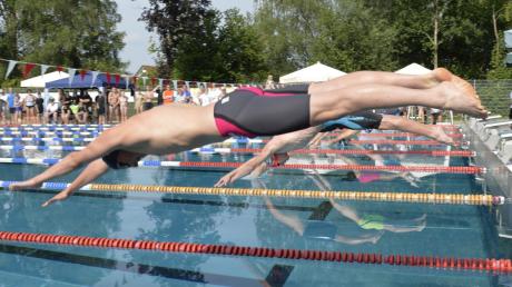 Mit voller Kraft vom Startblock: Mehr als 300 Schwimmer waren am Wochenende bei den Bezirksmeisterschaften der Schwimmer im Burgauer Gsundbrunnenbad am Start. 	