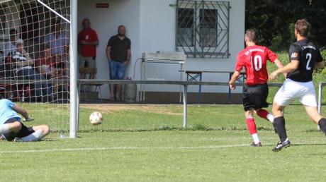 Hier klingelt es zum ersten Mal: Patrick Nießner vom SV Mattsies (rotes Trikot) erzielt das 1:0 im Pokalderby gegen den SV Tussenhausen. 