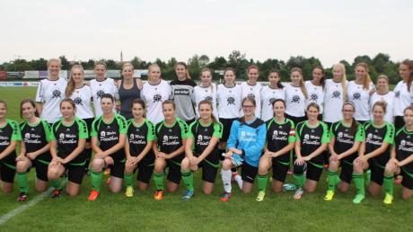Die Damenteams aus den beiden Städten Friedberg, in Schwarz-Grün die Gäste aus der Steiermark. Nach dem Erinnerungsfoto gab es eine durchaus ansprechende Begegnung. 	