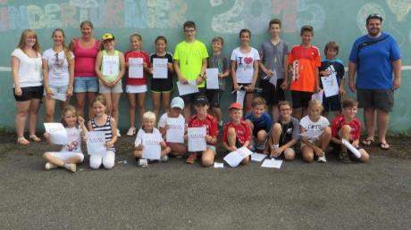 Freude über Medaillen und Urkunden: Bei den Tennisspielern des SV Weichering fand ein Kinder- und Jugendturnier statt.  	
