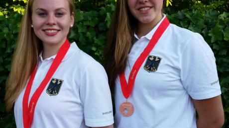 Strahlende Donaunixen: Julia Müller (links) und Lisa Königsbauer (rechts) holten mit dem deutschen Nationalteam die Bronzemedaille.  	