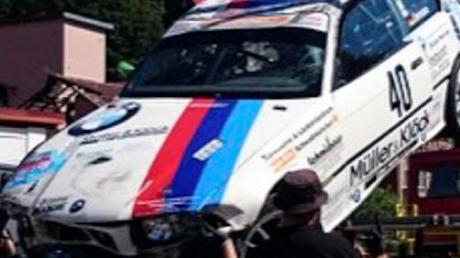 Der Supergau für Motorsportler: Der Rennwagen kommt zerstört auf dem Abschleppwagen von der Rennstrecke zurück. Totalschaden war danach die Diagnose für den BMW des NHM-Teams.  	
