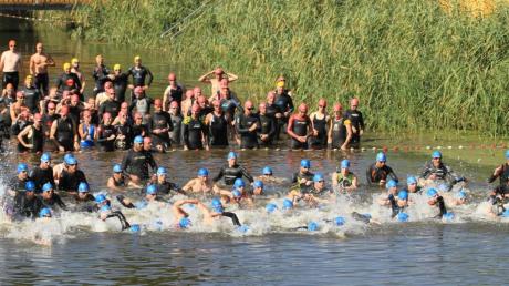 Massenstart in die kühlen Fluten: Rund 500 Meter waren beim Oettinger Triathlon in der nur 18 Grad „warmen“ Wörnitz zu schwimmen. 	