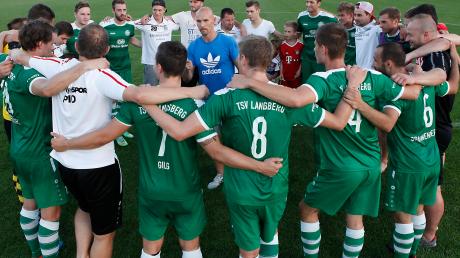 Als verschworene Gemeinschaft wollen sich die Fußballer vom TSV Landsberg heute Abend präsentieren. In der ersten Hauptrunde des Toto-Pokals geht es gegen den Regionalligisten FV Illertissen. 	