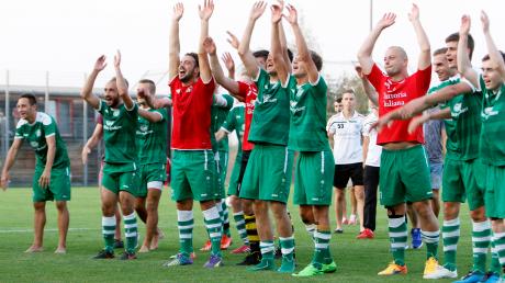 Die Spieler des TSV Landsberg feierten nach Abpfiff ausgelassen mit den Fans. Sie hatten zuvor den Regionalligisten FV Illertissen mit 4:0 geschlagen.