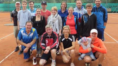 Freude nach getaner Arbeit: Die Teilnehmer an den Tennis-Vereinsmeisterschaften des SV Weichering.  	