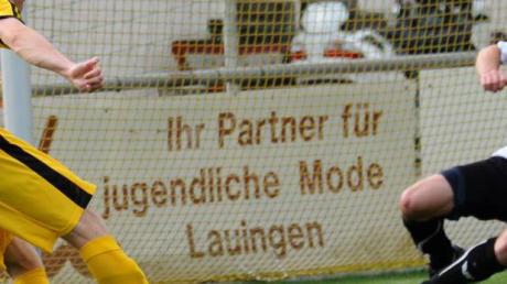 Großchance für den FC Lauingen, doch Julian Eberhardt vergibt. Am Ende sprang „nur“ ein 2:2 gegen Dinkelscherben heraus. 