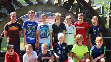 Die D-Jugend des SV Roggden mit Jugendleiter Georg Fürbaß (hinten links) durfte nach Regen zur Fußball-Ferienfreizeit. 	