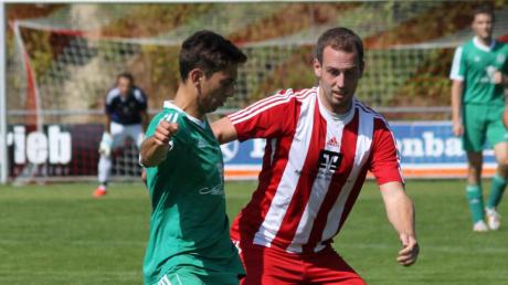 Manuel Rosam vom TSV Zusmarshausen (links) und der BCA-Spieler Christian Kapl kämpfen um den Ball.