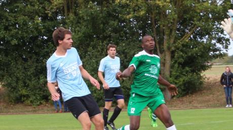 Den Ball im Visier: Amadou Nyabally erzielte in Löpsingen zwei Treffer für den SC Nähermemmingen-Baldingen.  	