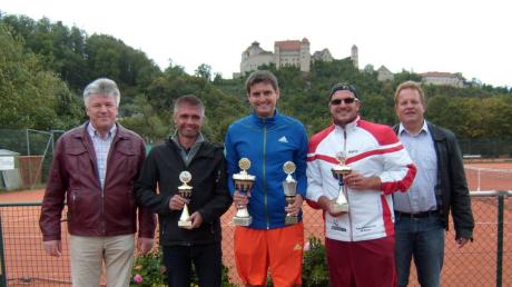 Turnierleiter Franz Wiest (links) und Bürgermeister Wolfgang Kilian gratulierten Matthias Fliegen, Turniersieger Manuel Schneider und Mario Fuchs zu ihren Leistungen beim Wörnitzcup. 	