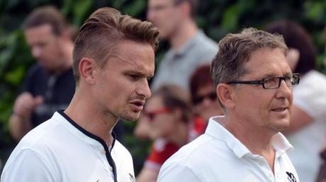 Momentaufnahme: Abteilungsleiter Theo Auernhammer (rechts), hier mit Trainer David Bulik, glaubt nicht, dass der FC Ehekirchen an der Spitze bleibt.