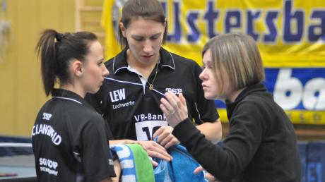 Für das erste Heimspiel der Saison gegen Jena will Langweids Coach Katrin Meyerhöfer (rechts) Maria Krazelova und Katharina Schneider (von links) mit den richtigen Tipps versorgen. 	