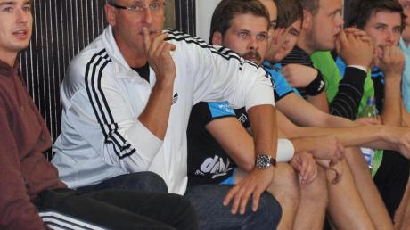 Das hatte sich HSG-Trainer Jörg Strauch (Zweiter von links) anders vorgestellt: Etwas ratlos verfolgen er und seine Auswechselspieler das Geschehen bei der Heimniederlage gegen Göggingen. 