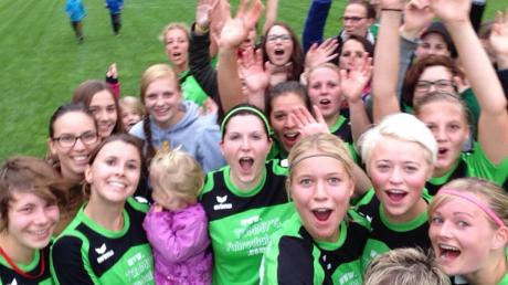 Ein Sieger-Selfie schossen die Damen des SV Grün-Weiß Baiershofen nach dem Derbyerfolg gegen Biberbach. 	