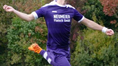 Einer flog in einen Flankenball: Benjamin Bräuhäuser vom SV Ried verpasste knapp das 1:0 gegen Affing II und das Team den Heimsieg. 	