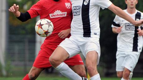 Wollen gegen Wertingen eine neue Siegesserie starten: Christoph Appel (rechts) und seine Teamkollegen vom FC Ehekirchen.  	