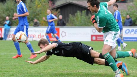 Lange Zeit mussten Marco Strack (links) und seine Mitspieler von Cosmos Aystetten um den Sieg gegen Jonas Krumpholz und den FC Günzburg zittern – am Ende stand ein 2:0-Heimerfolg. 	