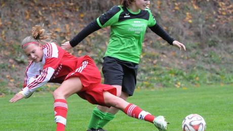 Mit Haken und Ösen wurde im Bezirksliga-Landkreisderby zwischen dem SV Baiershofen und dem FC Horgau gekämpft. Hier räumt Grün-Weiß-Spielerin Annika Schnürch (rechts) ihre Gegenspielerin Sabrina Heinzl aus dem Weg. 	
