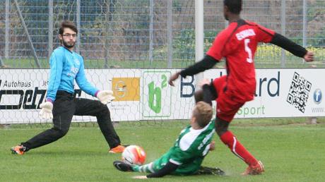 Ecknachs Torwart Barisch Ötzkan und Jess Waweru (in Rot) klären gemeinsam. Die VfL-B-Jugend musste sich Stätzling knapp 0:1 geschlagen geben. 	