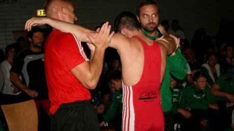 Dominik Ringenberger vom TSC Mering (rot) bei der Pausenbetreuung durch Trainer Hannes Haring (rechts) und Betreuer Korbinian Krupna. 