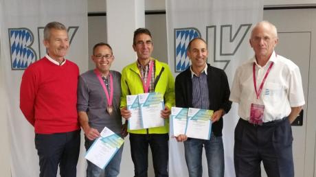 Gute Zeiten und gute Plätze erliefen Ludwig Aumiller (2. von links), Georg Haindl (3. von links) und Bernhard Springler (2. von rechts) vom TSV Behlingen-Ried bei der bayerischen Marathonmeisterschaft. 	