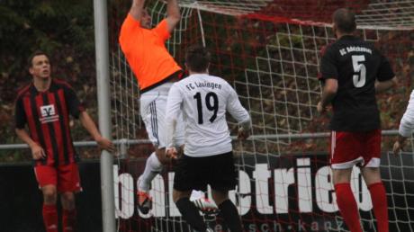 Trotz der Niederlage ein starker Einstand beim BC Adelzhausen: Torhüter Umut Zambak verhinderte weitere Treffer des FC Lauingen.  	 	