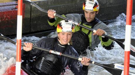 Optisch sieht das schon professionell aus: Nikki Adler (vorne) und Hannes Aigner auf dem Eiskanal. 	