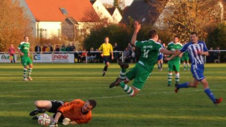 Pfäfflingen/Dürrenzimmern (grüne Trikots) musste in Alterheim eine 0:2-Niederlage hinnehmen.  	