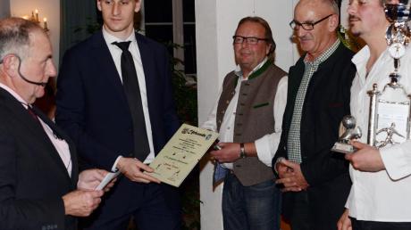 Auszeichnung für die besten Vereine: (von links) Obmann Jürgen Roth, sein Stellvertreter Manfred Häckel, Georg Wurm (SC Rohrenfels), Franz Rein (SC Ried) und Tom Raab (SV Echsheim-Reicherstein).  	