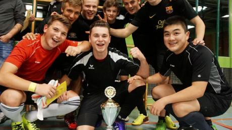 Freudestrahlend nahm das Oettinger Team „FC DiaHackrr“ beim ELJ-Turnier den Siegerpokal entgegen.  	