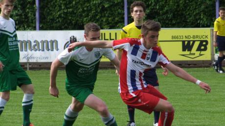 Zählt zu den absoluten Leistungsträgern im Landesliga-Team der JFG Neuburg: Cedric Sengl (rechts). Heute Nachmittag steht für die U19-Junioren das Spitzenspiel gegen die SpVgg Landshut auf dem Programm.